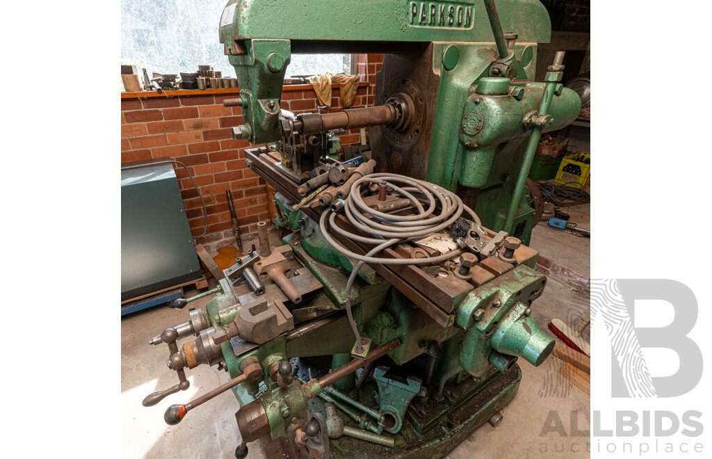 1950 Circa, Parkson 1NA Universal Milling Machine No Motor Included Comes with Accessories