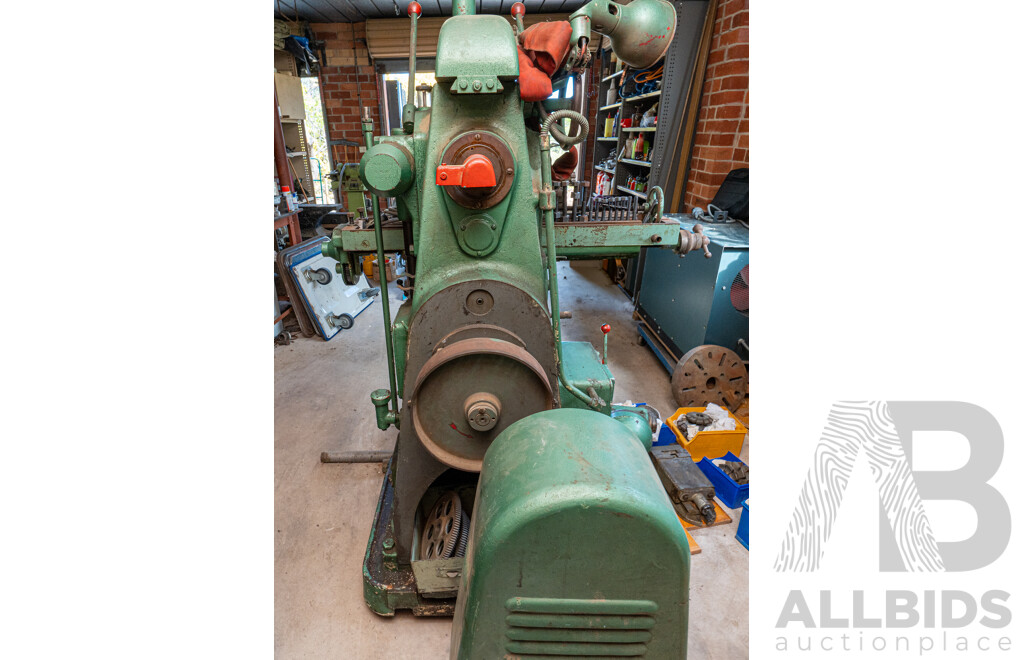 1950 Circa, Parkson 1NA Universal Milling Machine No Motor Included Comes with Accessories