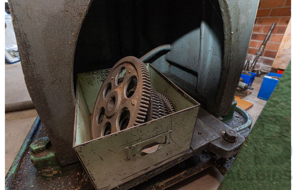 1950 Circa, Parkson 1NA Universal Milling Machine No Motor Included Comes with Accessories