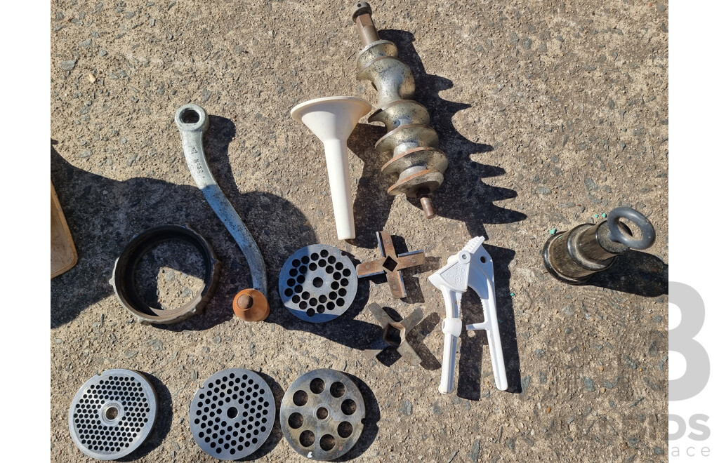 Retro Tre Spade Hand Crank Mincer & Accessories ETC