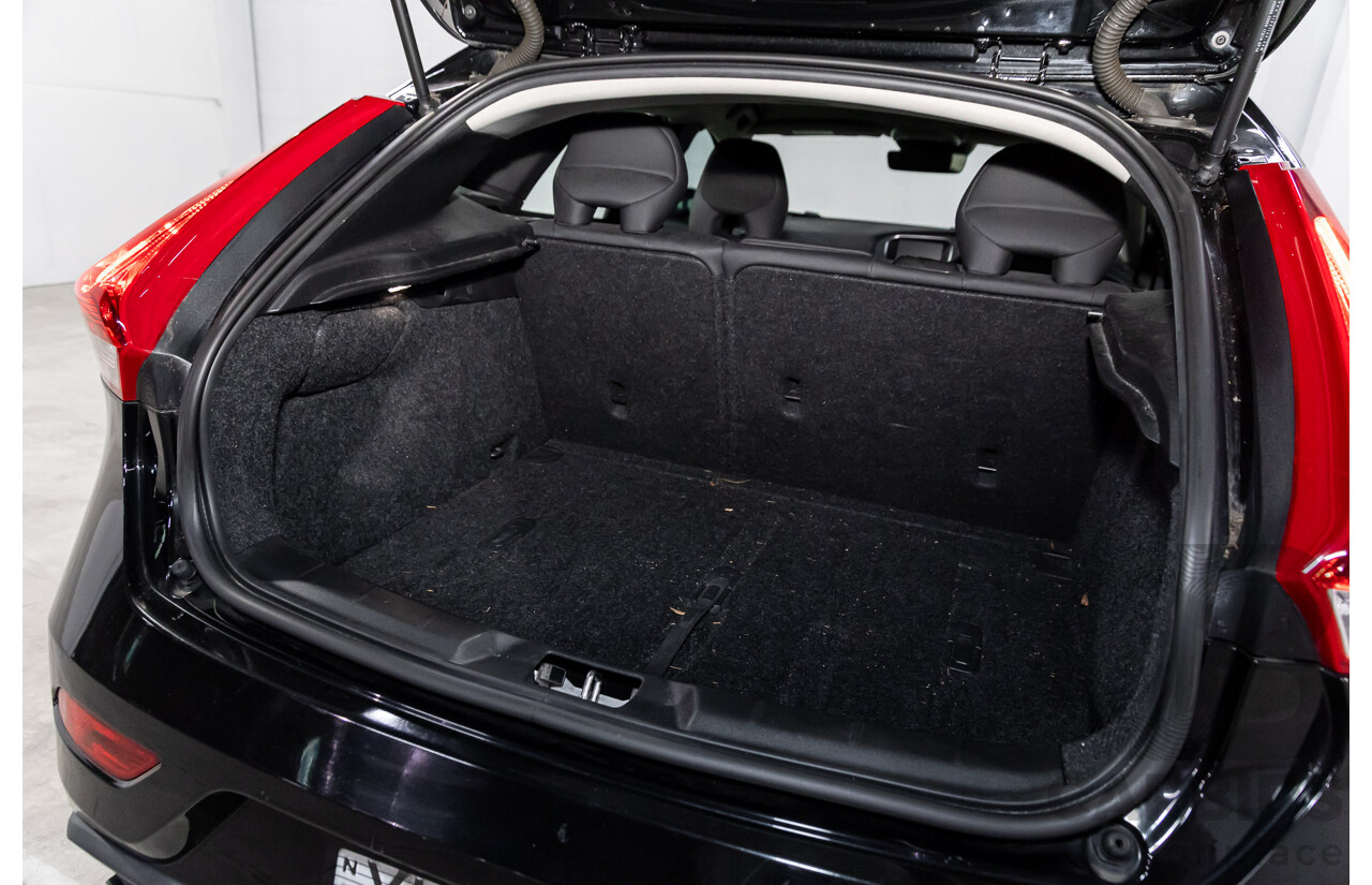09/2016 Volvo V40 T3 Momentum (FWD) M MY17 5d Hatchback Black Stone Turbo 1.5L