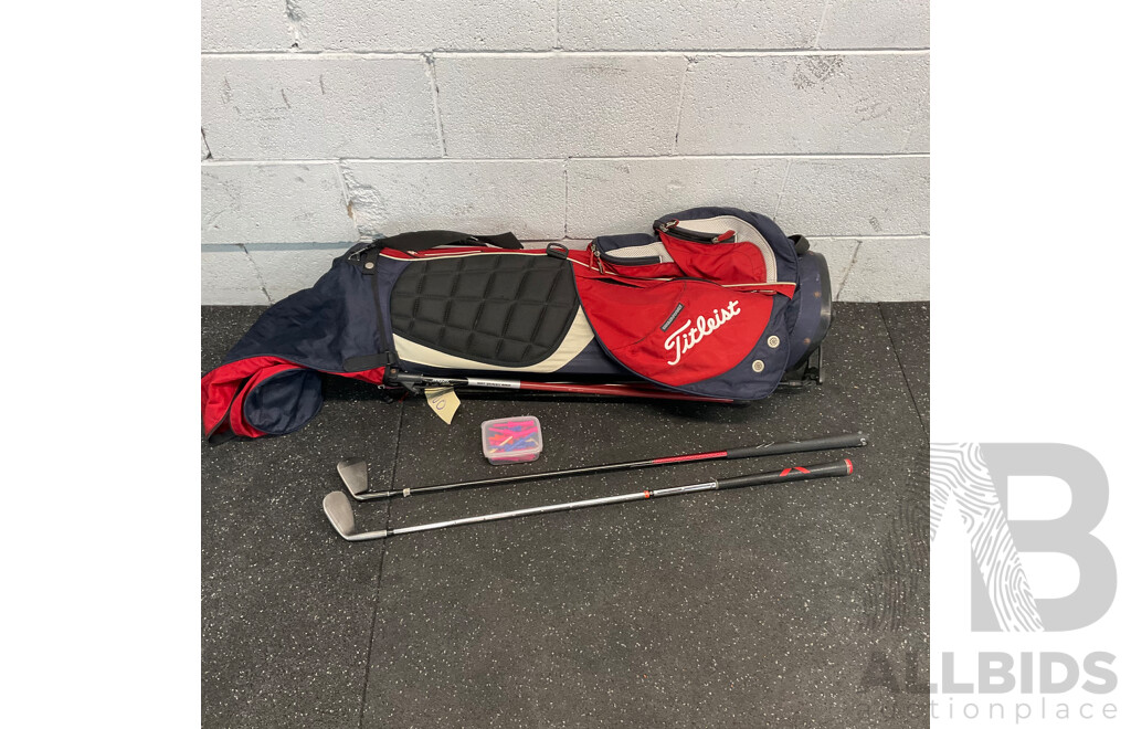 Titleist Golf Bag with Callaway (7) & Maxfli (S) Club