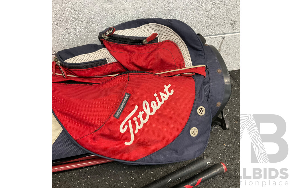 Titleist Golf Bag with Callaway (7) & Maxfli (S) Club