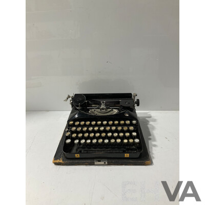 Vintage Seidel and Naumann Mechanical Typewriter in Hard Carry Case