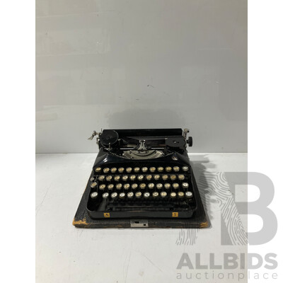 Vintage Seidel and Naumann Mechanical Typewriter in Hard Carry Case