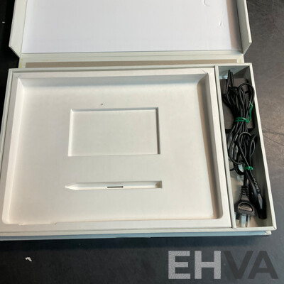 Microsoft Surface Book/ I7/ 8GB RAM/ 256GB SSD