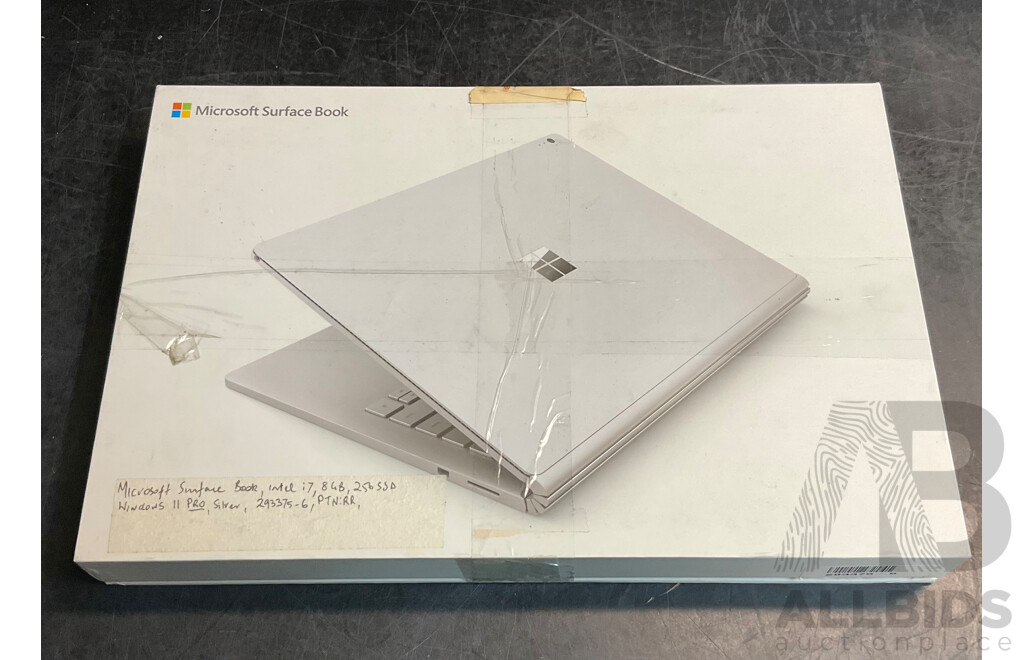 Microsoft Surface Book/ I7/ 8GB RAM/ 256GB SSD