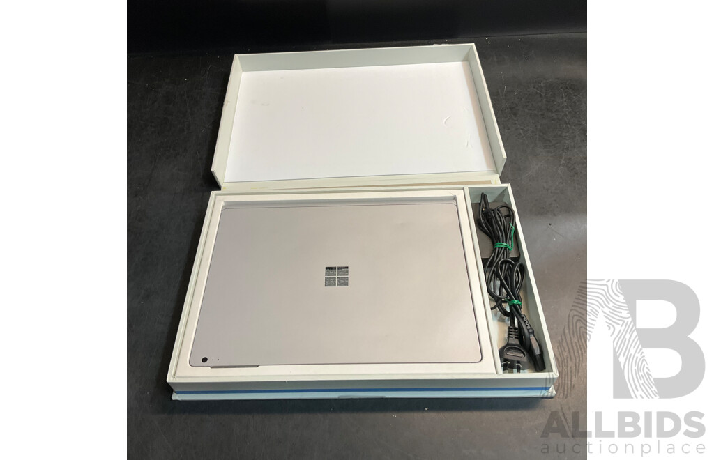 Microsoft Surface Book/ I7/ 8GB RAM/ 256GB SSD