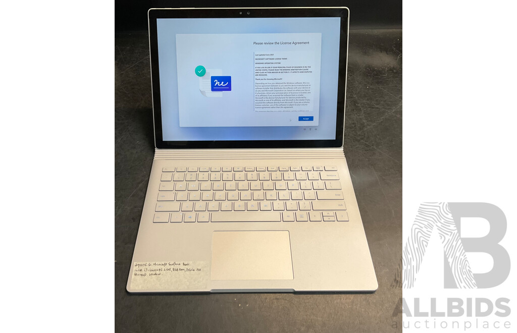 Microsoft Surface Book/ I7/ 8GB RAM/ 256GB SSD