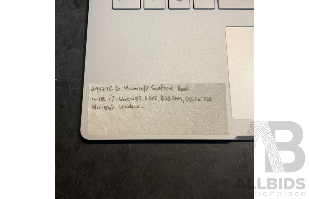 Microsoft Surface Book/ I7/ 8GB RAM/ 256GB SSD