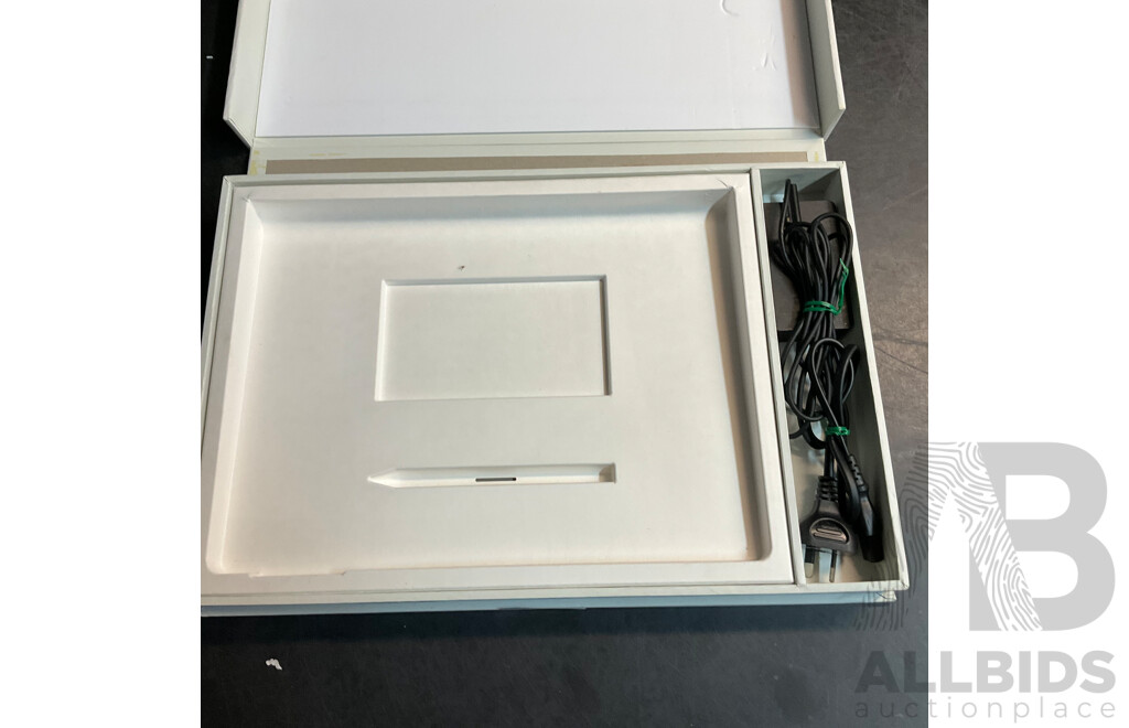 Microsoft Surface Book/ I7/ 8GB RAM/ 256GB SSD