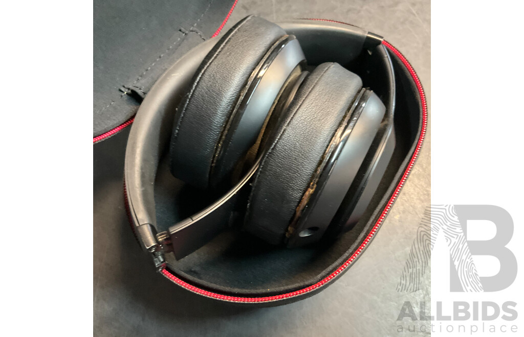Spare and Repair - 4 Laptop Included Apple & Lenovo and 1x Beast Headphone