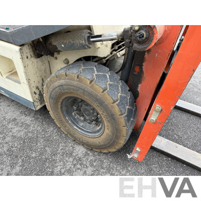 Nissan 1/1990 Counterbalance Forklift