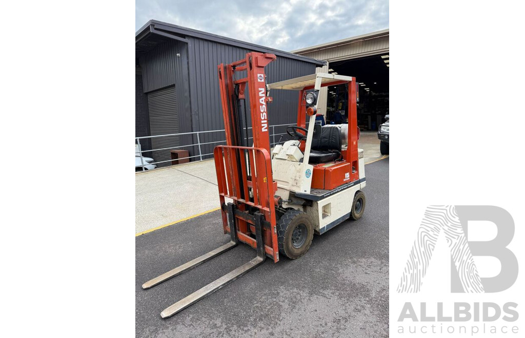 Nissan 1/1990 Counterbalance Forklift