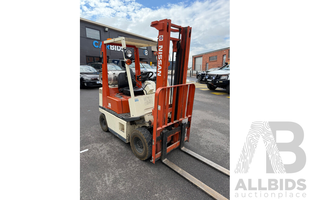 Nissan 1/1990 Counterbalance Forklift