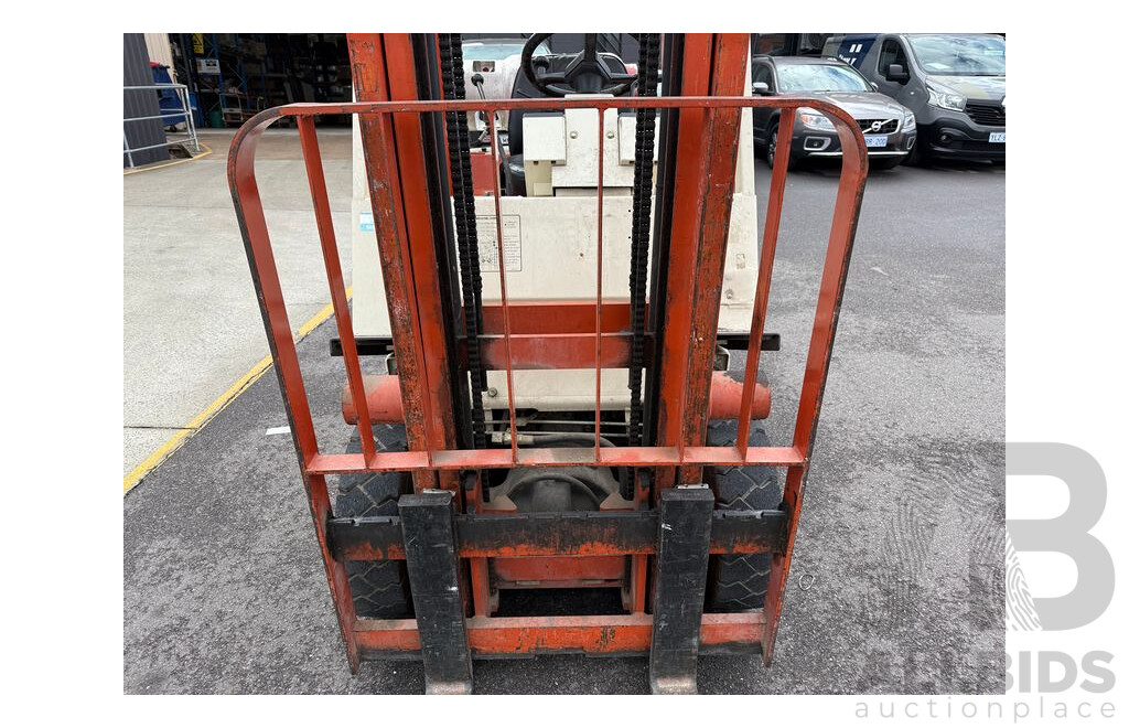 Nissan 1/1990 Counterbalance Forklift