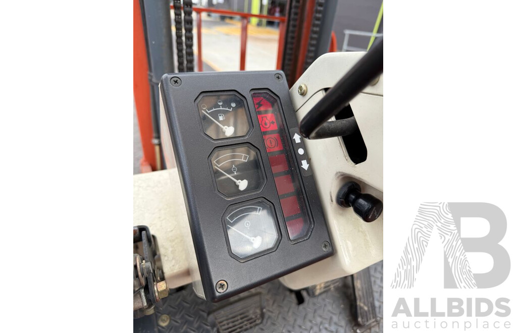 Nissan 1/1990 Counterbalance Forklift