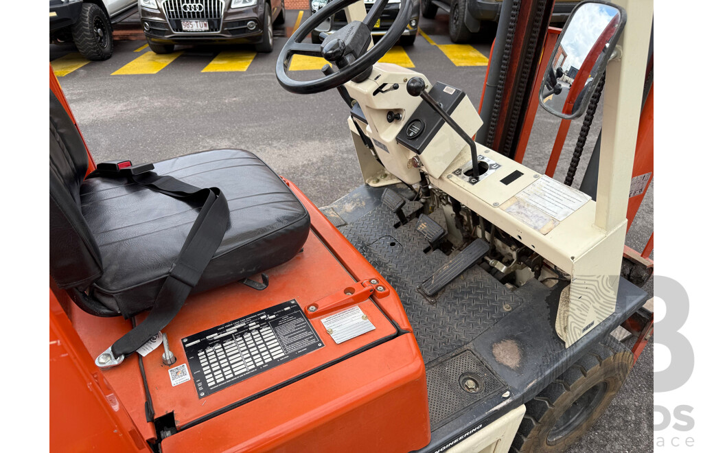 Nissan 1/1990 Counterbalance Forklift