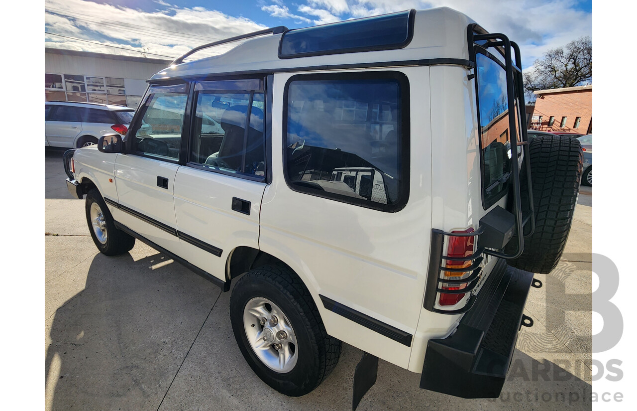 6/1999 Land Rover Discovery SE7 (4x4)  4d Wagon White 4.0L