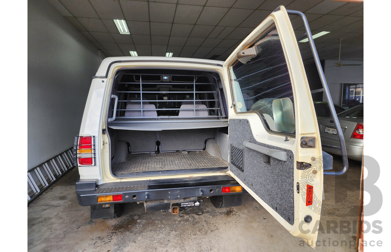 6/1999 Land Rover Discovery SE7 (4x4)  4d Wagon White 4.0L