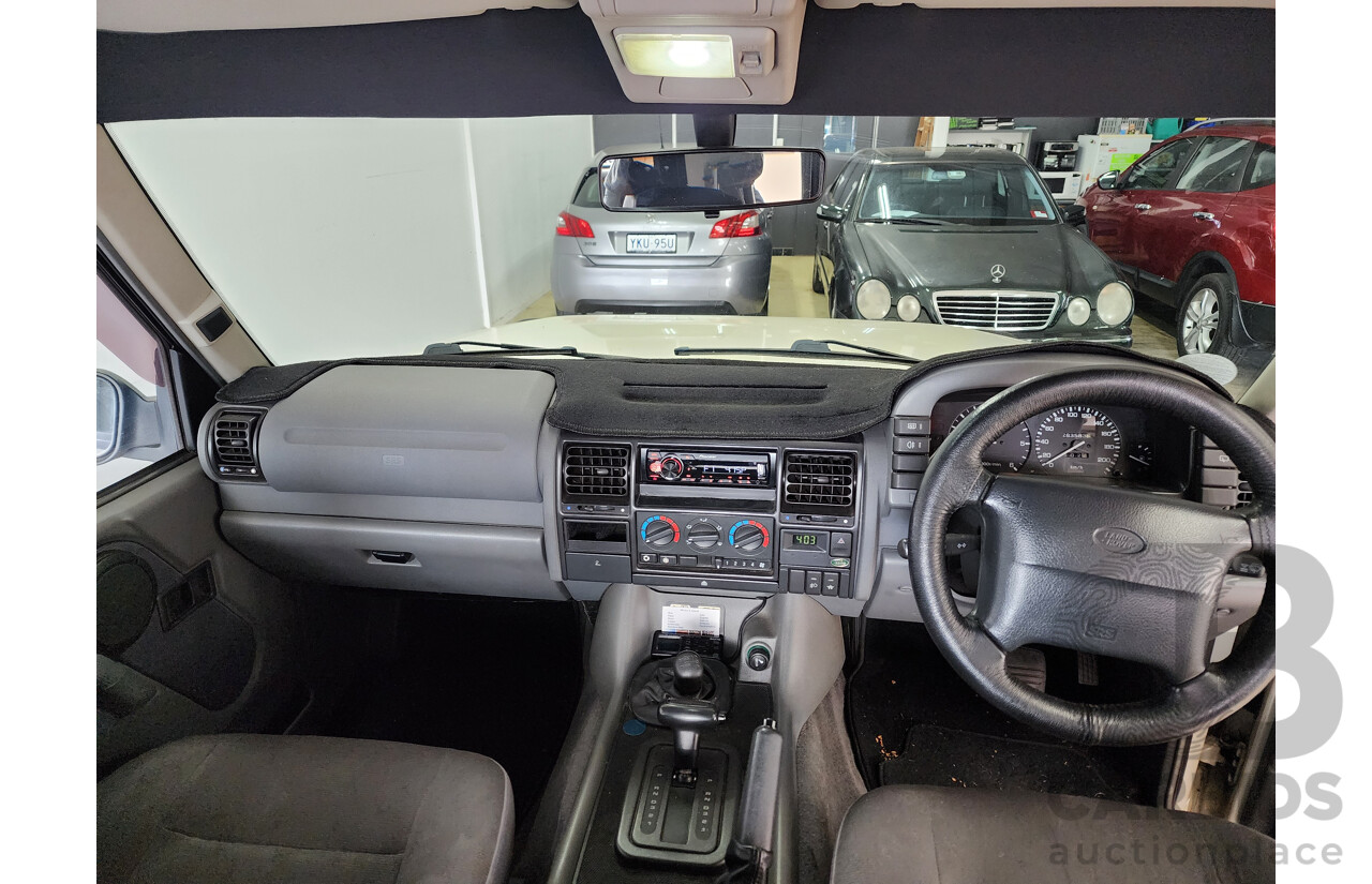 6/1999 Land Rover Discovery SE7 (4x4)  4d Wagon White 4.0L