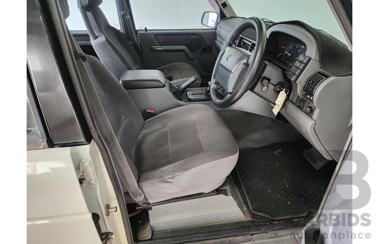 6/1999 Land Rover Discovery SE7 (4x4)  4d Wagon White 4.0L