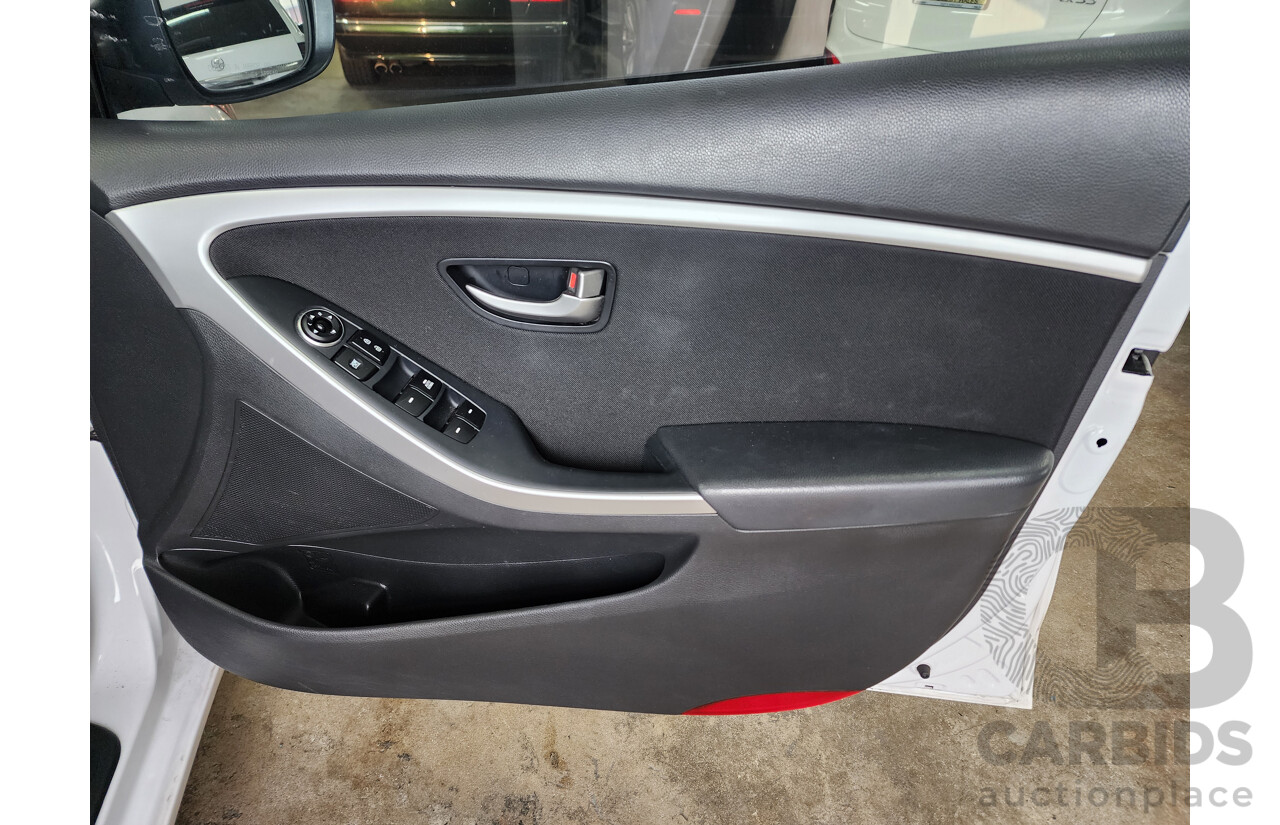 9/2015 Hyundai i30 Active GD3 SERIES 2 5d Hatchback White 1.8L
