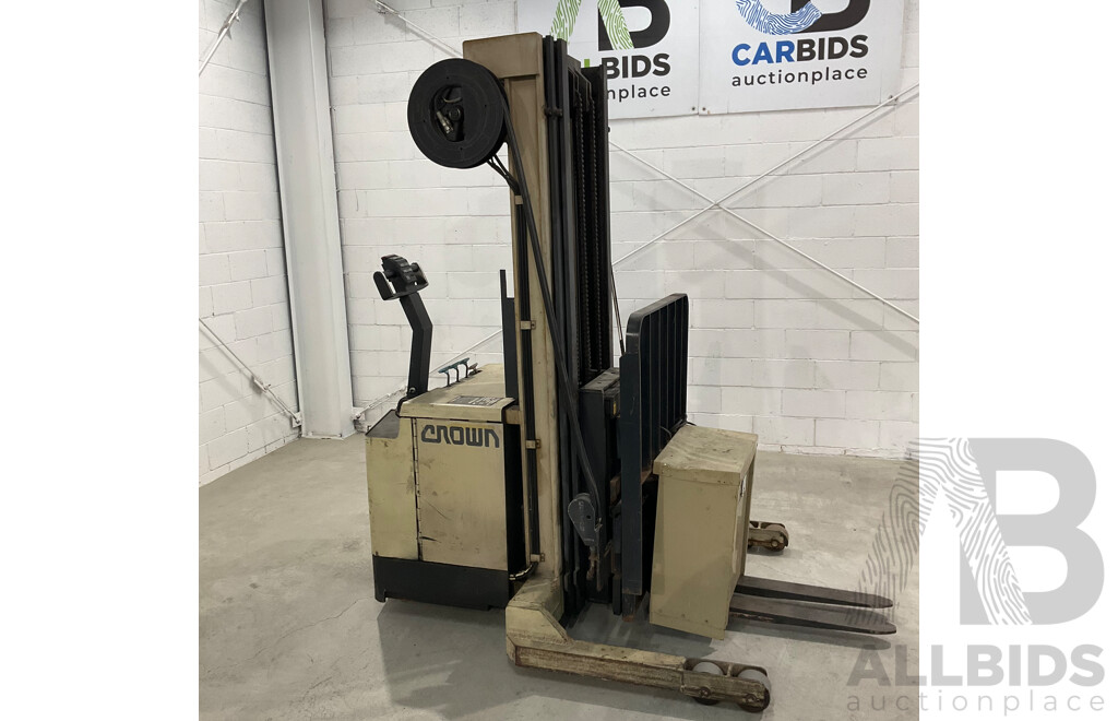CROWN 30WRTT210 1.4Ton (5.3m Lift) Electric Walkie Reach Forklift