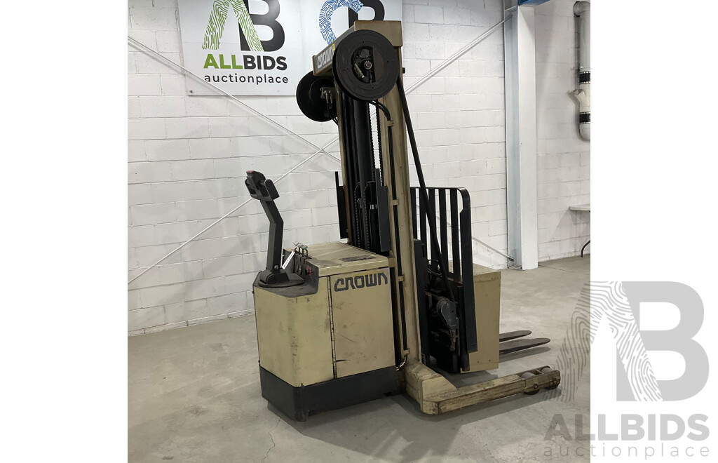 CROWN 30WRTT210 1.4Ton (5.3m Lift) Electric Walkie Reach Forklift