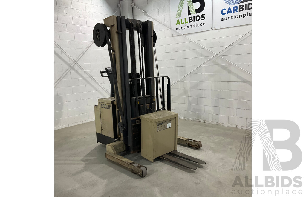 CROWN 30WRTT210 1.4Ton (5.3m Lift) Electric Walkie Reach Forklift