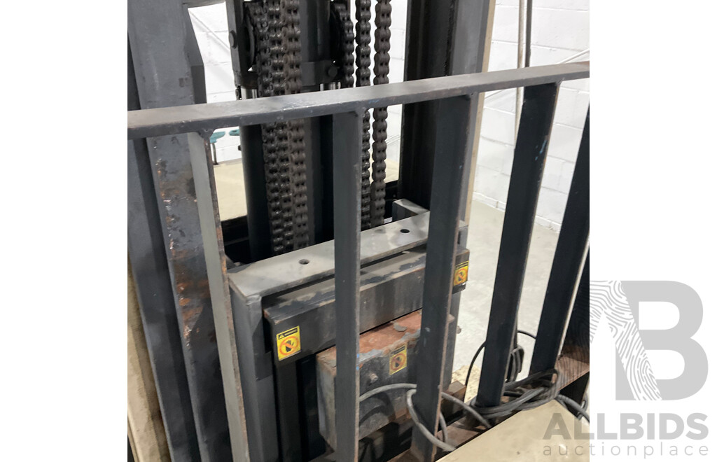 CROWN 30WRTT210 1.4Ton (5.3m Lift) Electric Walkie Reach Forklift