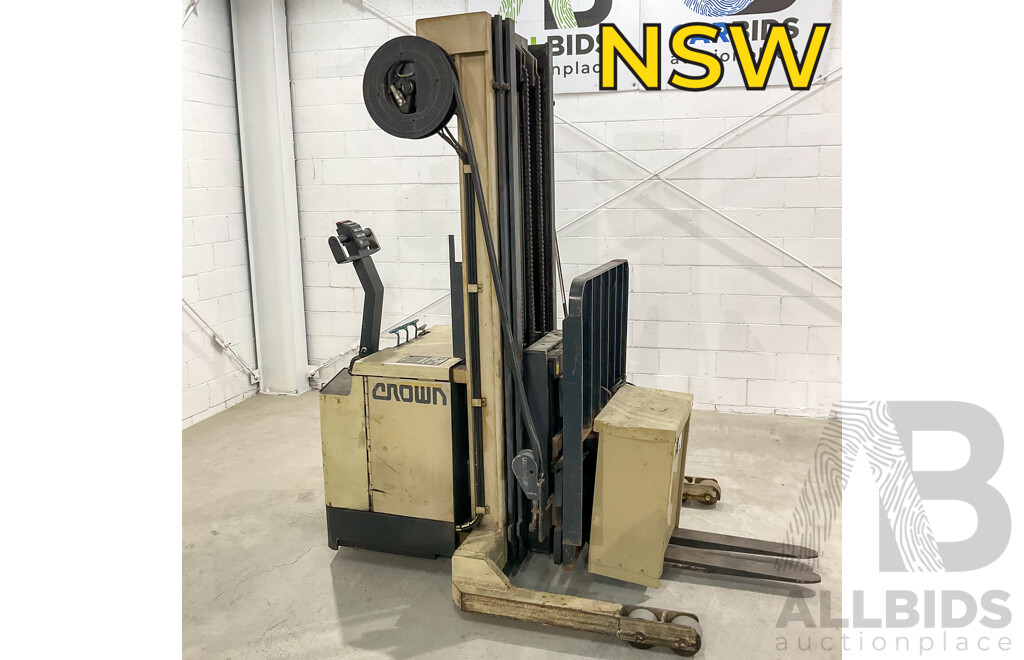 CROWN 30WRTT210 1.4Ton (5.3m Lift) Electric Walkie Reach Forklift