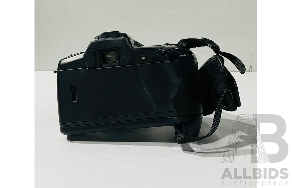 Minolta Dynax 7xi Film Camera, AF 35 to 105mm Zoom Lens, Handstrap and Lowepro Case