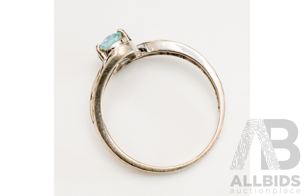 9ct White Gold Aquamarine Ring with Offset Band, Size P, 2.17 Grams