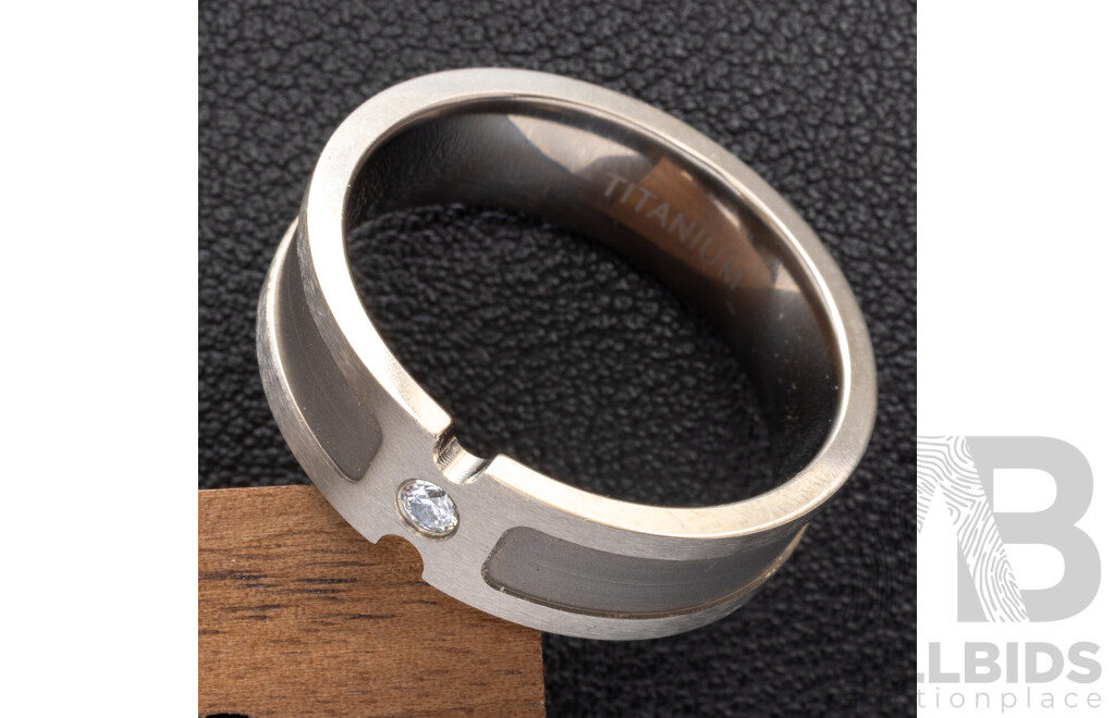 Titanium Mens Wedding/dress Ring with Cubic Zirconia, Size Y, 4.35 Grams - as New