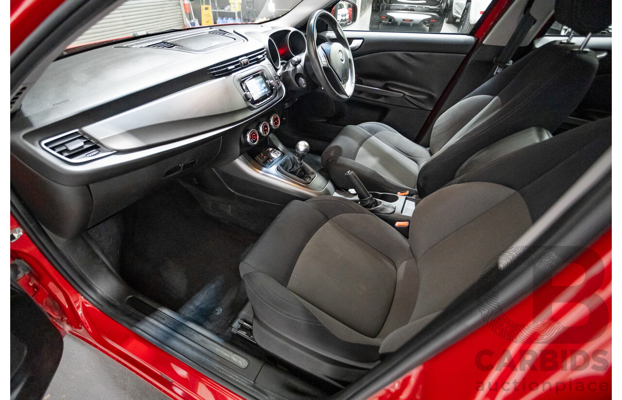 2/2015 Alfa Romeo Giulietta Progression Hatchback Alfa Red Turbo 1.4L