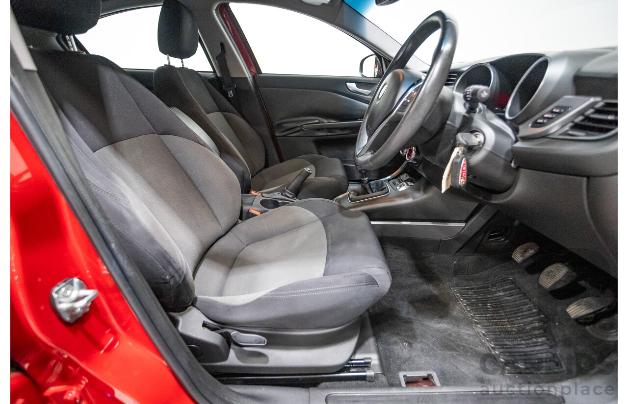 2/2015 Alfa Romeo Giulietta Progression Hatchback Alfa Red Turbo 1.4L