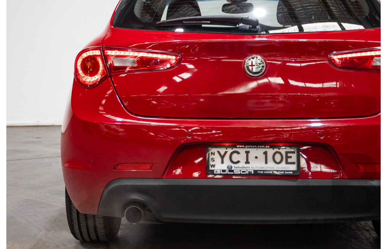 2/2015 Alfa Romeo Giulietta Progression Hatchback Alfa Red Turbo 1.4L