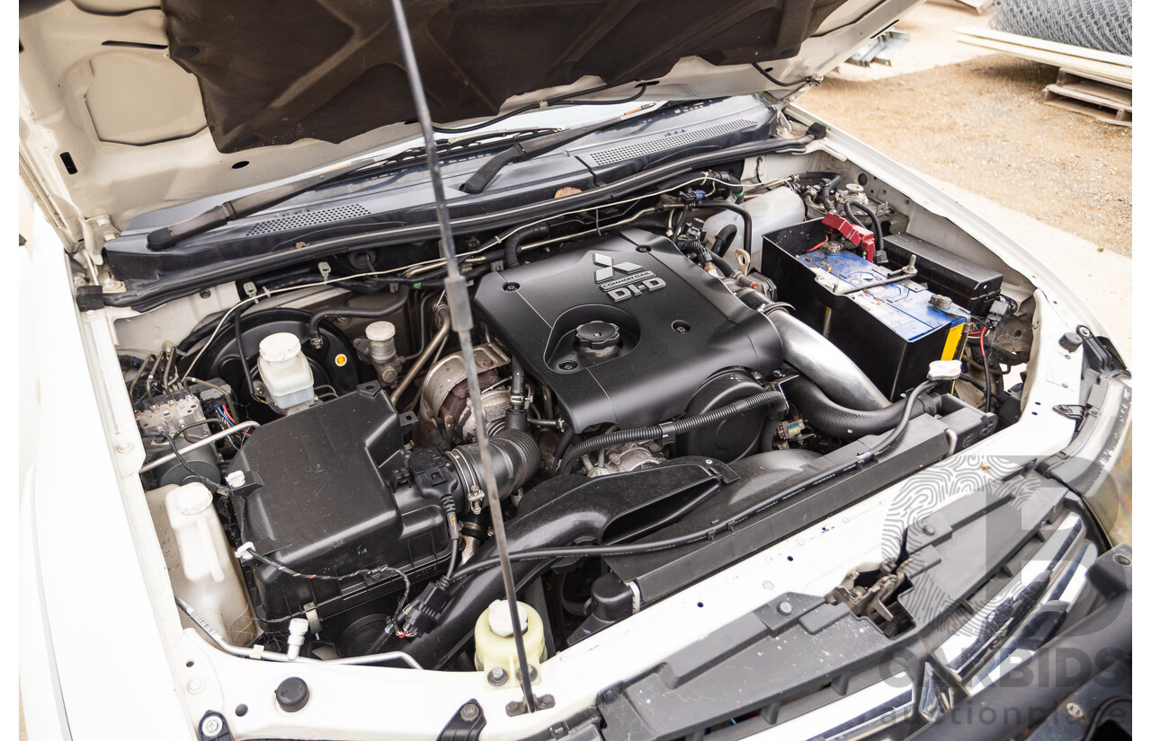 9/2014 Mitsubishi Triton GLX (4x4) MN MY14 UPDATE Double Cab Utility White Turbo Diesel 2.5L