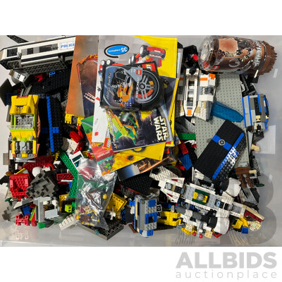 Approx. 9kg of Loose Lego Including Several Older Star Wars and Harry Potter Sets with Minifigures