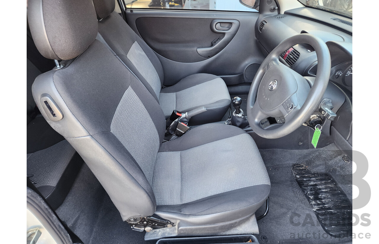 4/2005 Holden Barina  XC (MY04.5) 3d Hatchback White 1.4L