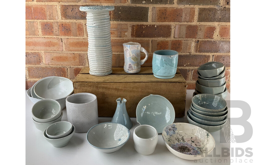 Roma Rubensohn (1927-2025) Collection of Studio Pottery Collection in Beige Blue Tones - Lot of 27