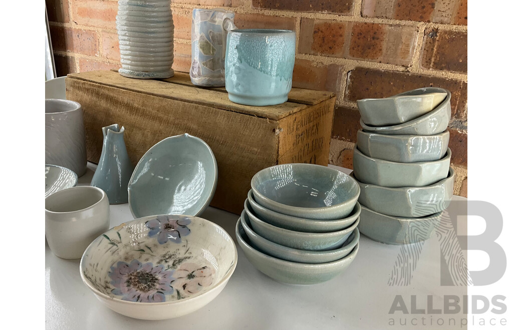 Roma Rubensohn (1927-2025) Collection of Studio Pottery Collection in Beige Blue Tones - Lot of 27