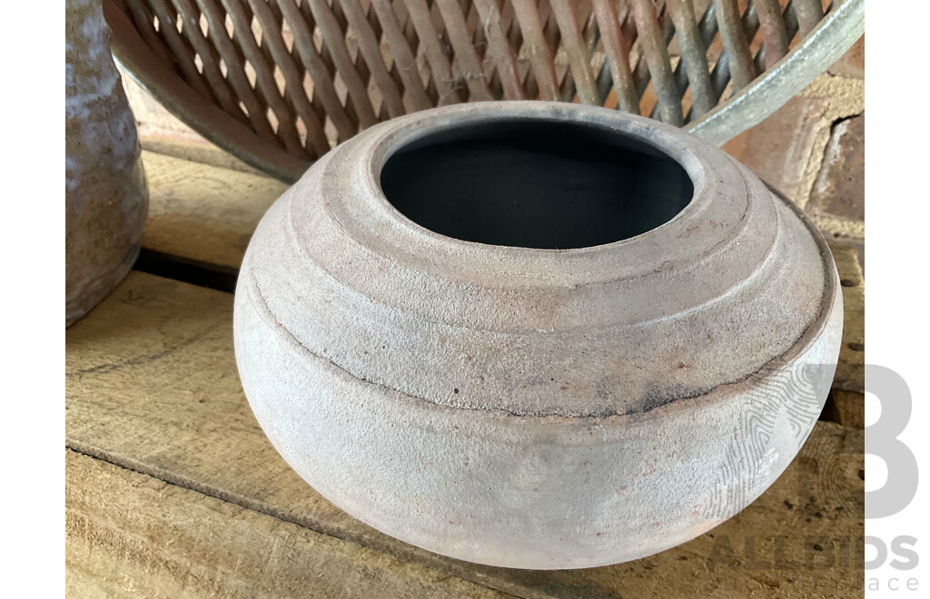 Roma Rubensohn (1927-2025) Collection of Studio Pottery Collection in Beige, Grey, Green Tones - Lot of 6