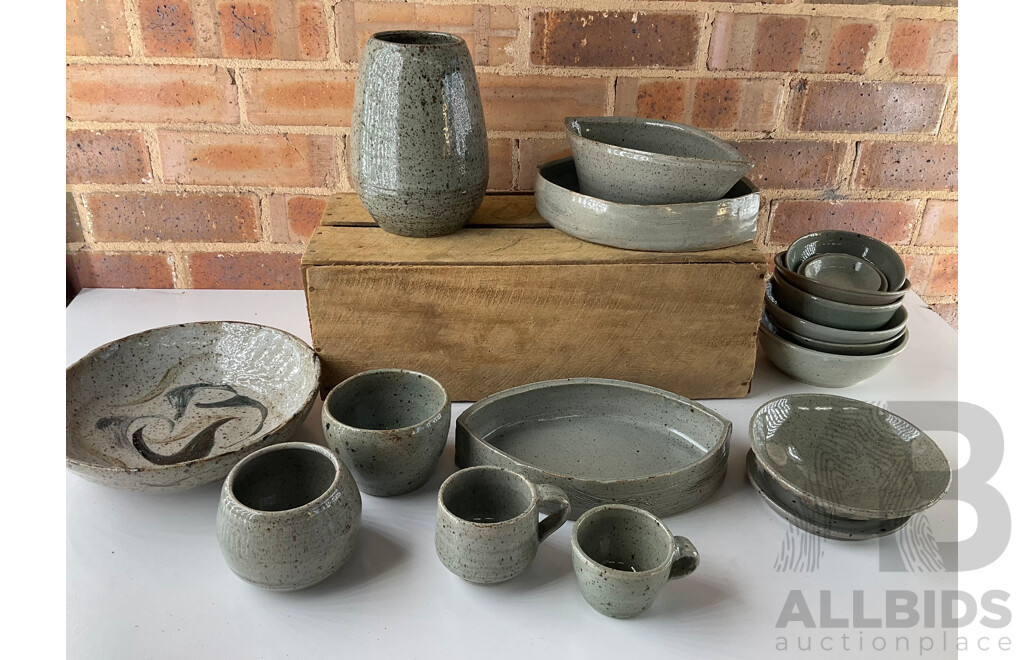 Roma Rubensohn (1927-2025) Collection of Studio Pottery Collection in Green Tones - Lot of 18