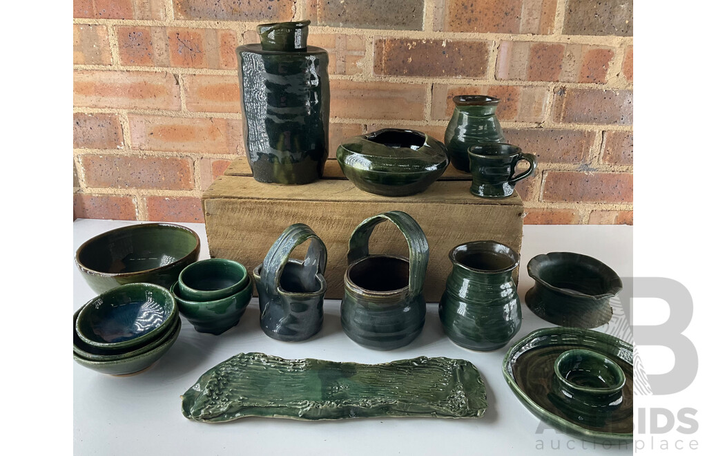 Roma Rubensohn (1927-2025) Collection of Studio Pottery Collection in Dark Green Tones - Lot of 16
