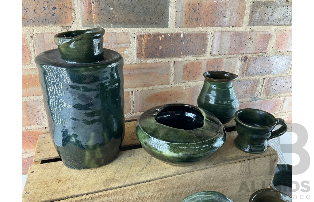 Roma Rubensohn (1927-2025) Collection of Studio Pottery Collection in Dark Green Tones - Lot of 16