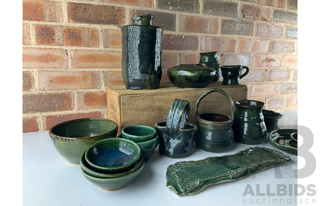 Roma Rubensohn (1927-2025) Collection of Studio Pottery Collection in Dark Green Tones - Lot of 16
