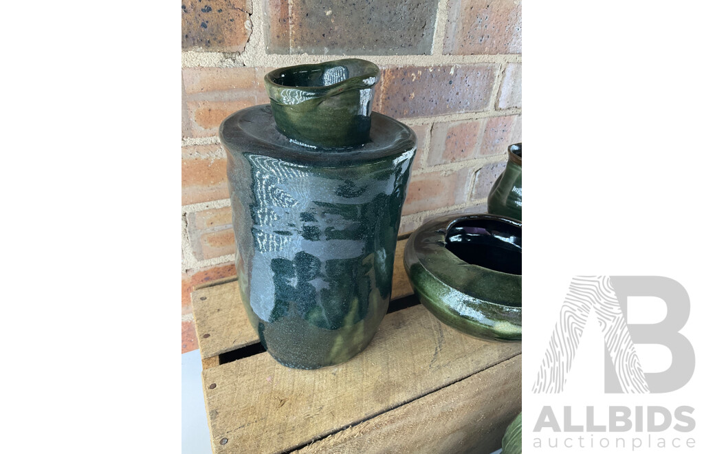 Roma Rubensohn (1927-2025) Collection of Studio Pottery Collection in Dark Green Tones - Lot of 16
