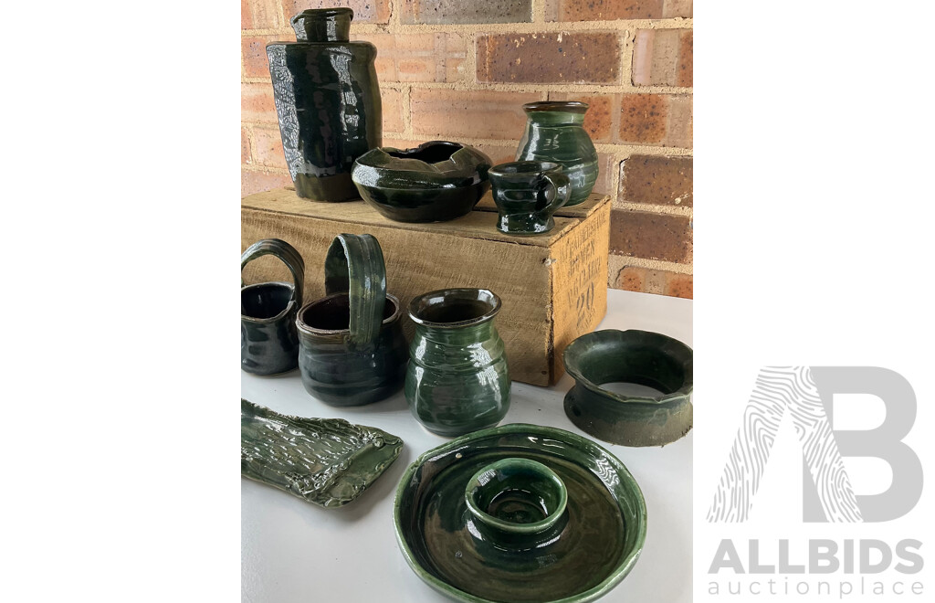 Roma Rubensohn (1927-2025) Collection of Studio Pottery Collection in Dark Green Tones - Lot of 16